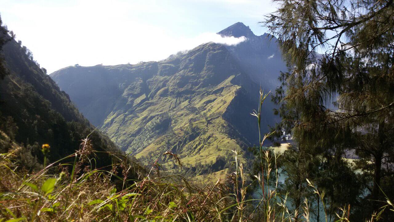 Mt Rinjani and lake